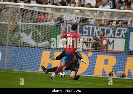 Bosko Jankovic schießt das 1:0 gegen torwart Jens Lehmann.Fußball Länderspiel, Freundschaftsspiel Deutschland - Serbien 2:1. 31.5.2008 Stockfoto