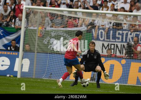 Bosko Jankovic schießt das 1:0 gegen torwart Jens Lehmann.Fußball Länderspiel, Freundschaftsspiel Deutschland - Serbien 2:1. 31.5.2008 Stockfoto