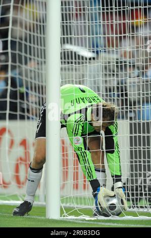 Torwart Jens Lehmann holt nach dem 0:1 den Ball aus dem Tor. Fußball Länderspiel Europameisterschaft Finale Deutschland - Spanien. 29.06.2008 in Wien Stockfoto