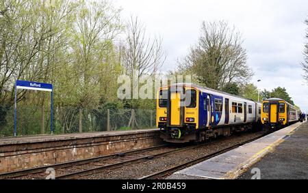 Es ist ungewöhnlich, einen Zug auf beiden Bahnhöfen hier in Rufford zu sehen, der normale Zug auf dieser Linie ist ein einzelner Zug, der von Preston nach Ormskirk fährt Stockfoto