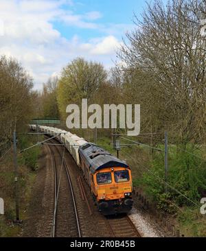 Westlich von Keighley im Arie-Tal befindet sich ein kleines Dorf in Utley, wo eine Fußbrücke die Bahnstrecke von Skipton nach Leeds kreuzt. Stockfoto