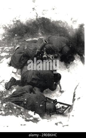 B&W-Foto des 2. Weltkriegs Deutsche Soldaten feuern im Winter 1941/42 einen Mörtel auf die russische Front Stockfoto