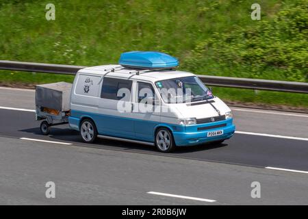 1997 90s Neunziger blau Weiß VW Volkswagen 800 Spezial TD SWB, mit Anhänger; Fahrt auf der Autobahn M61, Großbritannien Stockfoto