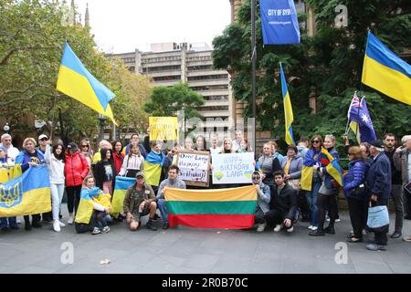 Sydney, Australien. 8. Mai 2023 Die Ukrainer veranstalteten eine Kundgebung vor dem Rathaus von Sydney. Die Beschreibung lautete: „Dies ist der Tag, an dem der zweite Weltkrieg in Europa endete, nachdem Deutschland am 8. Mai 1945 die offizielle legale Kapitulation unterzeichnete. Leider kämpfen wir, nachdem wir "nie wieder" gesagt haben, gegen den Rashismus, die neue Form des Nazismus in Europa. Bitte besuchen Sie uns im Rathaus, um die Welt daran zu erinnern, dass der größte Krieg in Europa seit dem Zweiten Weltkrieg immer noch andauert und dass die Ukraine die Hilfe Australiens braucht.“ Kredit: Richard Milnes/Alamy Live News Stockfoto