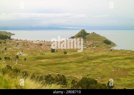 Atemberaubender Blick aus der Vogelperspektive auf die Stadt Copacabana am Titicaca Lake Shore, Copacabana, Bolivien, Südamerika Stockfoto