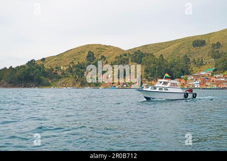 Boot auf dem Titicacasee, dem höchsten schiffbaren See der Welt, Copacabana Town, Bolivien, Südamerika Stockfoto