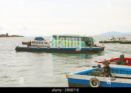 Vans und Busse auf den Fähren über die Straße von Tiquina auf dem Titicacasee, Bolivien, Südamerika Stockfoto