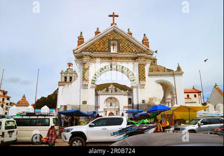 Straßenszene vor dem kunstvoll verzierten Tor der Basilika der Jungfrau von Kandelaria in Copacabana, Bolivien, Südamerika Stockfoto