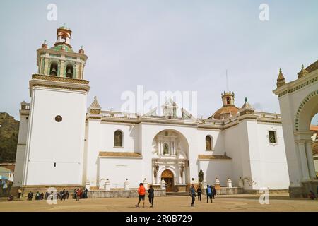 Beeindruckende Basilika der Jungfrau von Kandelaria in Copacabana, die Stadt am Ufer des Titicacasees, Bolivien, Südamerika Stockfoto