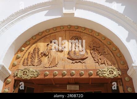 Wunderschöne geschnitzte Holztür der Basilika der Jungfrau von Kandelaria in Copacabana, der Stadt am Titicaca Lakeshore, Bolivien, Südamerika Stockfoto