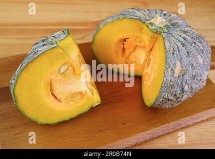 Eine Scheibe frischen Kürbis auf einem Holzbrett Stockfoto