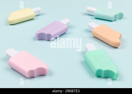 Nahaufnahme von Eis am Stiel auf Zyanoberflächeneis Stockfoto