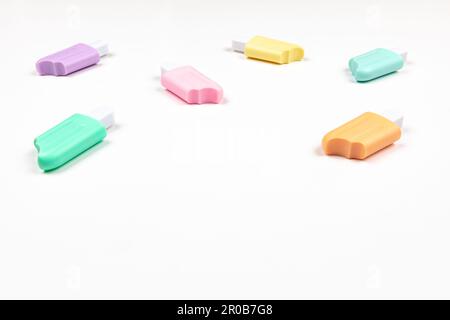 Nahaufnahme von Eis am Stiel isoliert auf weißem Eis Stockfoto