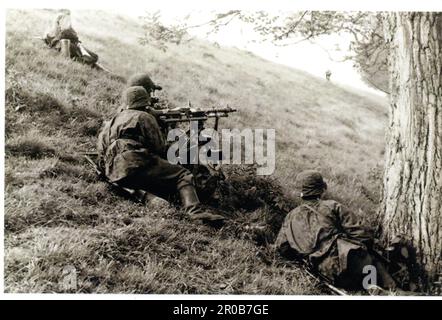 Schwarzweiß-Foto des Zweiten Weltkriegs. Waffen SS in Camo Smocks mit einem MG34 in Belgien 1940 Stockfoto