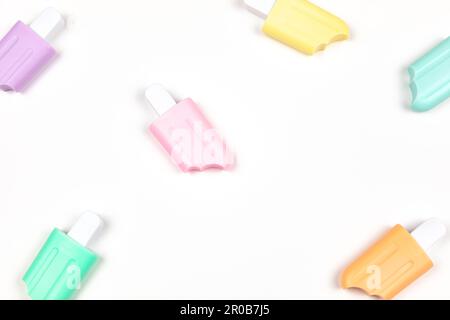 Nahaufnahme von Eis am Stiel isoliert auf weißem Eis Stockfoto