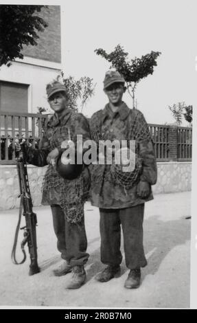 World war Two B&W Foto zwei Soldaten der Luftwaffe Field Division posieren mit ihren MG42 an der italienischen Front 1944 Stockfoto