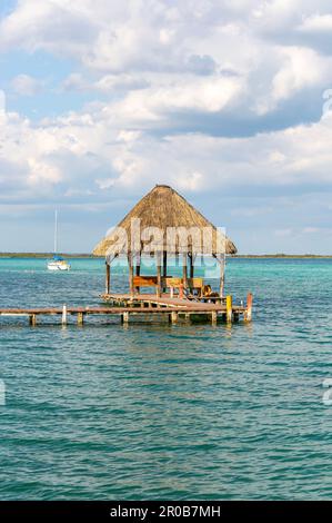 Cabana strohgedeckte Hütte auf Holzsteg Lake Bacalar, Bacalar, Quintana Roo, Yucatan Halbinsel, Mexiko Stockfoto