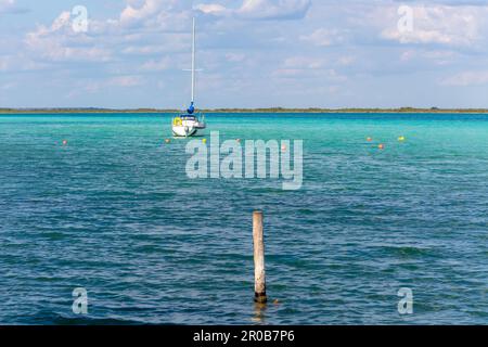 Segelboot an den Anlegestellen, Lake Bacalar, Bacalar, Quintana Roo, Yucatan Halbinsel, Mexiko Stockfoto