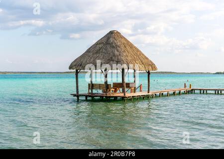 Cabana strohgedeckte Hütte auf Holzsteg Lake Bacalar, Bacalar, Quintana Roo, Yucatan Halbinsel, Mexiko Stockfoto