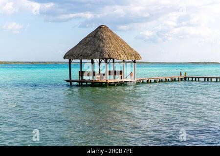 Cabana strohgedeckte Hütte auf Holzsteg Lake Bacalar, Bacalar, Quintana Roo, Yucatan Halbinsel, Mexiko Stockfoto