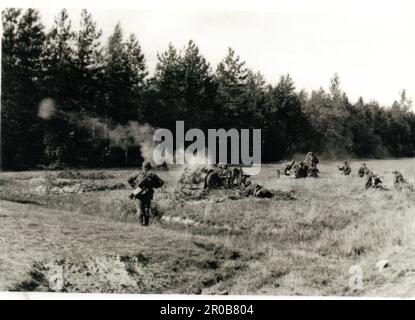 2. Weltkrieg s&W Foto . Deutsche Soldaten der 2. SS-Division das Reich Fire Light Infanteriegeschütze während der französischen Invasion 1940 Stockfoto