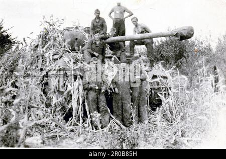 2. Weltkrieg B&W Foto deutscher Soldaten mit einem Panther-Panzer an der Front der Normandie. Die Männer in Camo-Overalls sind von der SS Panzer Division... Stockfoto