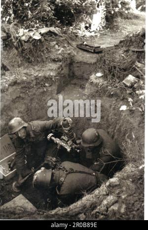 World war Two B&W Foto Deutsche Mörsercrew Feuer aus einem Graben an der russischen Front 1941. Dies ist ein Pressefoto, aber keine Details dazu Stockfoto