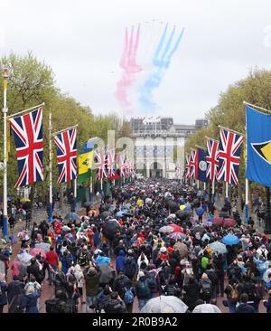 London, Großbritannien. 06. Mai 2023. Die Leute in der Mall beobachten die roten Pfeile nach der Krönung von König Karl III König Karl III. Wird in Westminster Abbey gekrönt, neben Camilla, der Königlichen Gemahlin, heute, am 6. Mai, 2023 Uhr. Die Königsfamilie kehrt dann von Westminster Abbey zurück und fährt entlang der Mall, bevor sie auf dem Balkon des Buckingham Palace auftaucht. Kredit: Paul Marriott/Alamy Live News Stockfoto