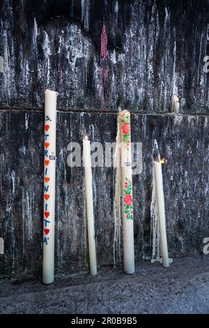 Religiöse Kerzen, angezündet für Hingabe von Pilgern, die ankommen, um die Heilige Dreifaltigkeit von Vallepietra zu ehren. Vallepietra, Provinz Rom, Latium, Italien, Europa Stockfoto