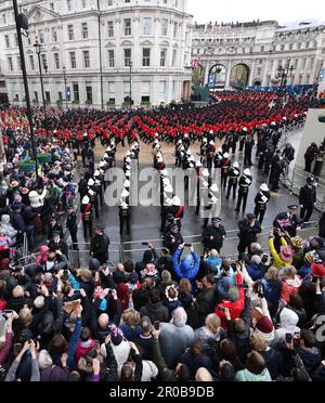 London, Großbritannien. 06. Mai 2023. Hunderte Soldaten marschieren von Westminster Abbey in Richtung Admiralty Arch und dann die Mall hinunter. Die Krönung von König Karl III König Karl III. Wird in Westminster Abbey gekrönt, neben Camilla, der Königlichen Gemahlin, heute, am 6. Mai, 2023 Uhr. Die Königsfamilie kehrt dann von Westminster Abbey zurück und fährt entlang der Mall, bevor sie auf dem Balkon des Buckingham Palace auftaucht. Kredit: Paul Marriott/Alamy Live News Stockfoto