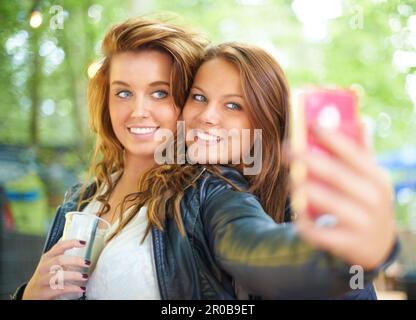 Spaß mit meinem besten Freund. Zwei Freunde haben Spaß auf einem Festival. Stockfoto