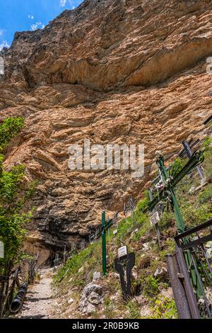 Ergebene Kreuze der verschiedenen Unternehmen, die auf Pilgerfahrt ankommen, um die Heilige Dreifaltigkeit von Vallepietra zu ehren. Vallepietra, Provinz Rom, Latium Stockfoto