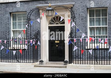 Der Eingang der Downing Street Nr. 10 ist zu Ehren der Krönung des Königs in London, Großbritannien, dekoriert Stockfoto