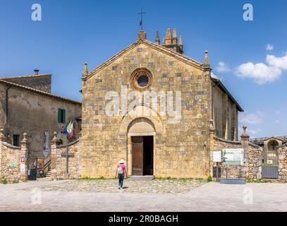 Monteriggioni, Provinz Siena, Toskana, Italien. Die romanisch-gotische Kirche Santa Maria aus dem 13. Jahrhundert. Stockfoto