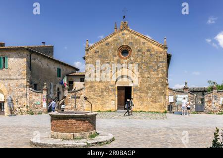 Monteriggioni, Provinz Siena, Toskana, Italien. Die romanisch-gotische Kirche Santa Maria aus dem 13. Jahrhundert. Stockfoto
