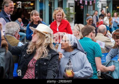 Londoner feiern die Krönung stilvoll in der ganzen Stadt Ehimetalor Unuabona/Alamy News Stockfoto