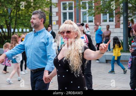 Londoner feiern die Krönung stilvoll in der ganzen Stadt Ehimetalor Unuabona/Alamy News Stockfoto