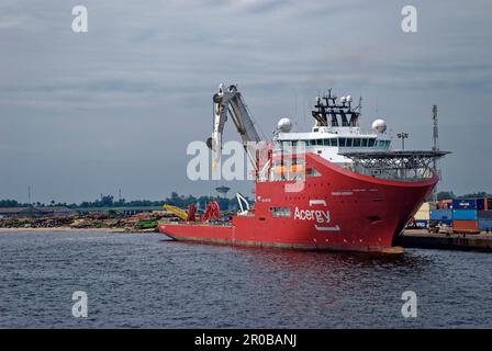 Die Skandi Acergy, ein im Besitz des DOF befindliches Offshore-Versorgungsschiff, das am Kai in Port-Gentil in Gabun an der Westküste von AfricaÕs festgebunden ist. Stockfoto