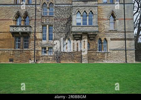 Äußere europäische Architektur und mittelalterliche alte Gestaltung des Wiesengebäudes an der Christ Church College - Oxfordshrine, Großbritannien Stockfoto