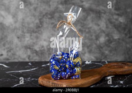 Abgepackte Schokolade. Schokolade auf dunklem Hintergrund Stockfoto