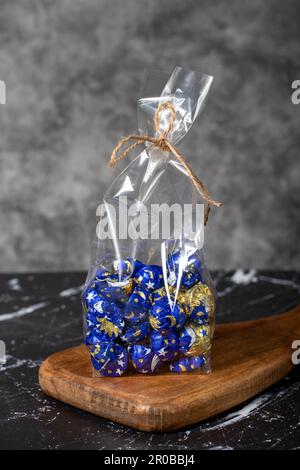 Abgepackte Schokolade. Schokolade auf dunklem Hintergrund Stockfoto