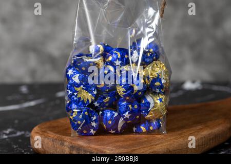 Abgepackte Schokolade. Schokolade auf dunklem Hintergrund. Schließen Stockfoto