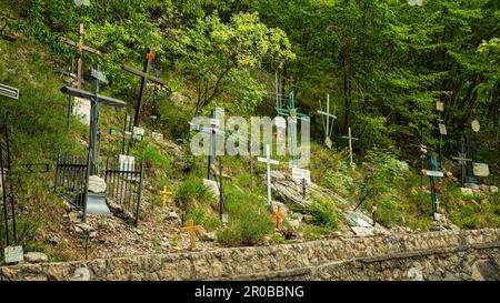 Ergebene Kreuze der verschiedenen Unternehmen, die auf Pilgerfahrt ankommen, um die Heilige Dreifaltigkeit von Vallepietra zu ehren. Vallepietra, Provinz Rom, Latium Stockfoto