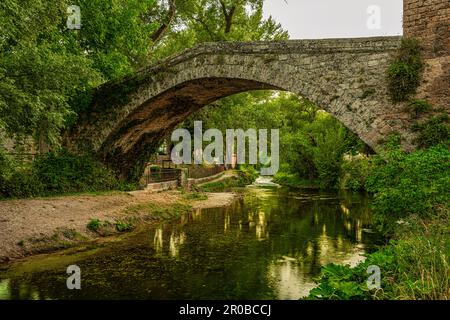 Die San Francesco-Brücke verbindet die beiden Ufer der Aniene und ist mit der Zeit zum Wahrzeichen der Stadt Subiaco geworden. Provinz Rom, Latium Stockfoto