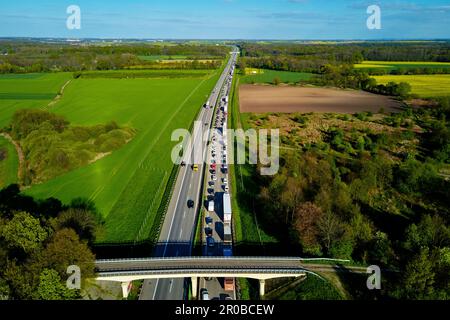 Verkehrsstau auf der Autobahn A4 in Polen aufgrund eines Unfalls. Autos und LKWs halten auf der Autobahn, Luftaufnahme Stockfoto