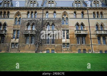 Äußere europäische Architektur und mittelalterliche alte Gestaltung des Wiesengebäudes an der Christ Church College - Oxfordshrine, Großbritannien Stockfoto