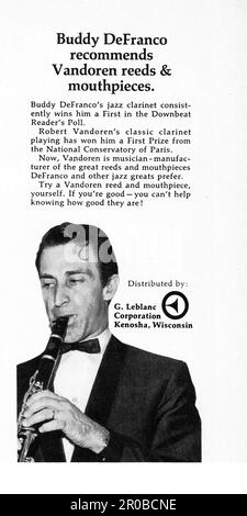 Ein Werbespot eines Musikmagazins aus der Mitte der 60er Jahre mit Jazz Clarinet Great, Buddy DeFranco, der Vandoren Schilf und Mundstücke stopft. Stockfoto
