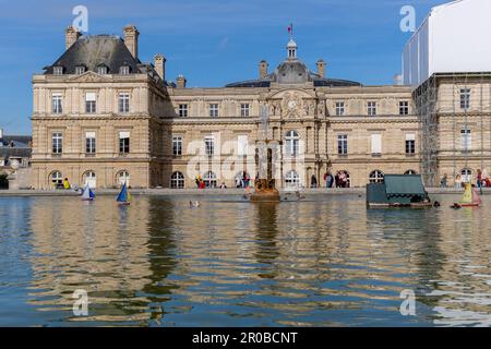 Schloss Luxemburg und großer Bassin des Jardin du Luxembourg in Paris, Frankreich Stockfoto