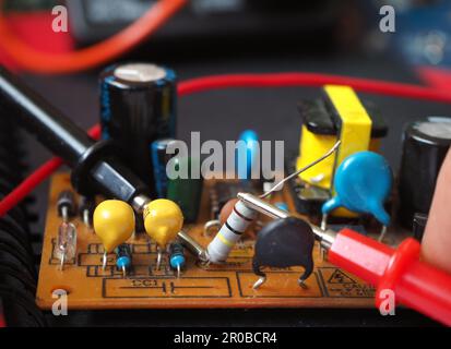 Elektronische Komponenten auf der Hauptplatine. Reparatur des elektronischen Stromkreises. Auf Widerstand fokussiert. Stockfoto