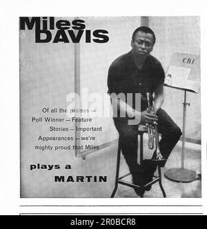 Ein Werbespot für Martin-Trompeten mit Jazz-Superstar Miles Davis. Aus einem Musikmagazin der frühen 1960er Jahre. Stockfoto